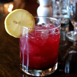 Vermouth Cassis cóctel servido en Vaso Highball