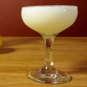 Vesuvio Cocktail serviert im Old-Fashioned-Glas