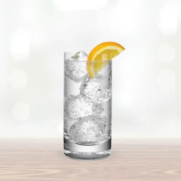 Vodka And Tonic cóctel servido en Vaso Highball