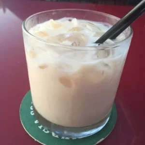 White Russian Cocktail serviert im Old-Fashioned-Glas