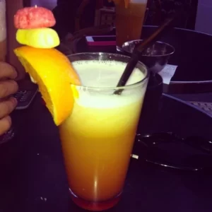 Bora Bora Cocktail serviert im Highball-Glas