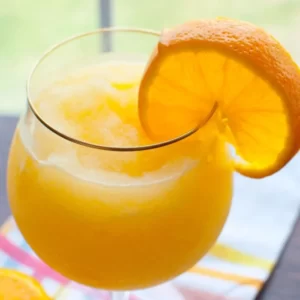 Cocktail Orangeade servi dans un Verre Highball