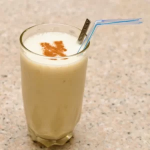 Cocktail Banana Milk Shake servito in Calice da vino bianco