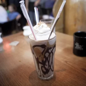 Cocktail Egg Cream servi dans un Tasse à café