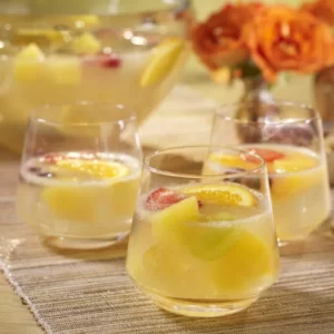 Cocktail Fruit Cooler servito in Highball Glass