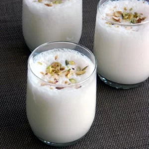 Cocktail Lassi - A South Indian Drink servi dans un Highball Glass