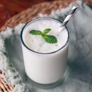 Cocktail Lassi Khara servi dans un Highball Glass