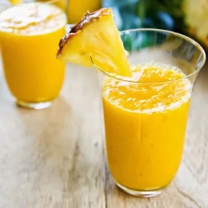 Cocktail Pineapple Gingerale Smoothie servito in Highball Glass