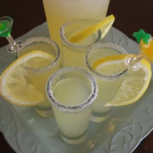 Lemon Shot Cocktail serviert im Schnapsglas
