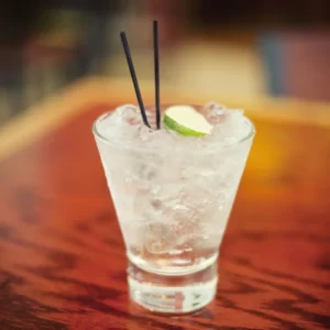 Cocktail Autodafé servi dans un Verre Highball