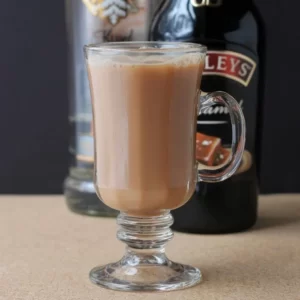 Cocktail Surf City Lifesaver servito in Bicchiere Highball