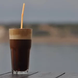 Cocktail Frappé servi dans un Highball Glass