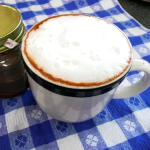 Cocktail Melya servi dans un Tasse à café