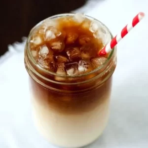 Thai Iced Coffee Cocktail serviert im Highball-Glas