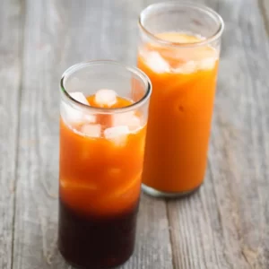 Cocktail Thai Iced Tea servito in Bicchiere Highball