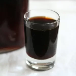 Coffee Liqueur Cocktail serviert im Collins Glass