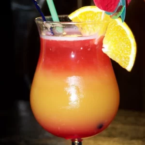 Aloha Fruit punch Cocktail serviert im Collins Glass