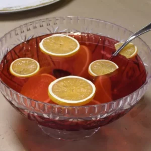 Artillery Punch cóctel servido en Ponchera