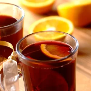 Cocktail Gluehwein servi dans un Verre Irish Coffee