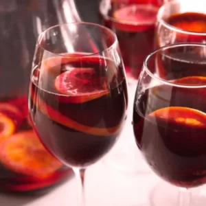 Cocktail Sangria servi dans un Pichet