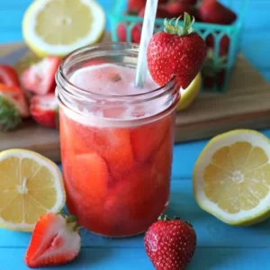 Strawberry Lemonade Cocktail serviert im Collins Glass