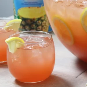 Sunny Holiday Punch cóctel servido en Ponchera