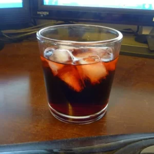 Cocktail Bruce's Puce servi dans un Verre à shot