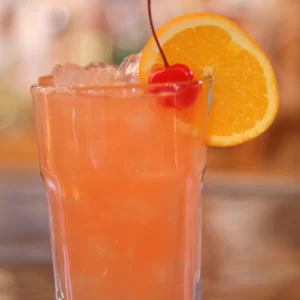 Cocktail Popped cherry servi dans un Verre Highball