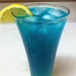 Cocktail Atomic Lokade servi dans un Collins Glass