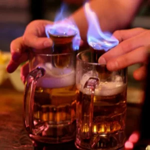 Cocktail Flaming Dr. Pepper servito in Collins Glass