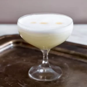 Cocktail Pisco Sour servito in Bicchiere da cocktail