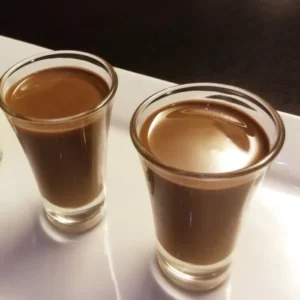 Cocktail Chocolate Milk servi dans un Shot Glass