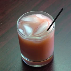 Cocktail Brainteaser servi dans un Shot Glass
