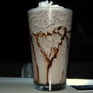 Cocktail Oreo Mudslide servi dans un Collins Glass