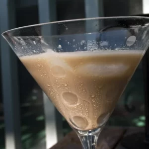 Cocktail Screaming Orgasm servi dans un Verre à cocktail
