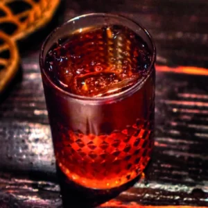 Cocktail Flander's Flake-Out servi dans un Collins Glass