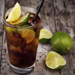 Cocktail Cuba Libra servito in Bicchiere Highball
