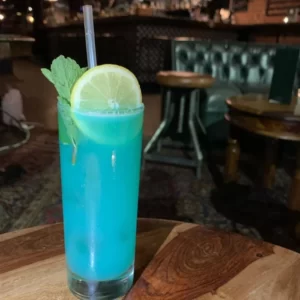 Cocktail Belgian Blue servi dans un Verre Highball