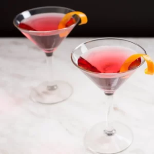 Cocktail Cosmopolitan Martini servi dans un Cocktail Glass