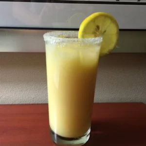 Cocktail Snowball servi dans un Verre Highball