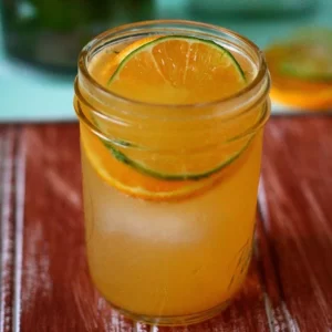 Cocktail Amaretto Stone Sour servi dans un Collins Glass
