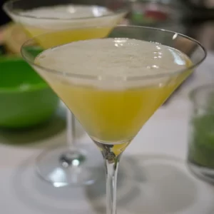 Cocktail Lemon Drop servi dans un Verre à cocktail