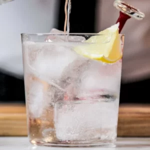 Cocktail Absolut limousine servi dans un Collins Glass