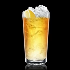 Kurant Tea Cocktail serviert im Sektflöte