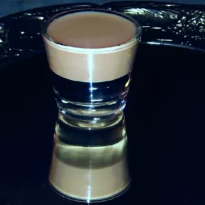 Dirty Nipple Cocktail serviert im Schnapsglas