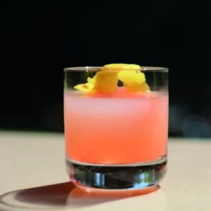 Cocktail Bumble Bee servi dans un Verre à shot