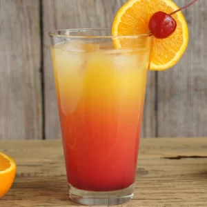 Amaretto Sunrise Cocktail serviert im Collins Glass