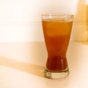 Cocktail Arizona Stingers servi dans un Verre Hurricane