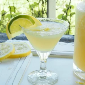 Cocktail Zizi Coin-coin servi dans un Verre Margarita