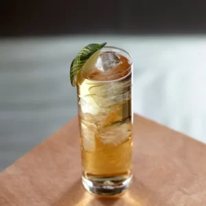 Cocktail Cream Soda servito in Bicchiere Highball